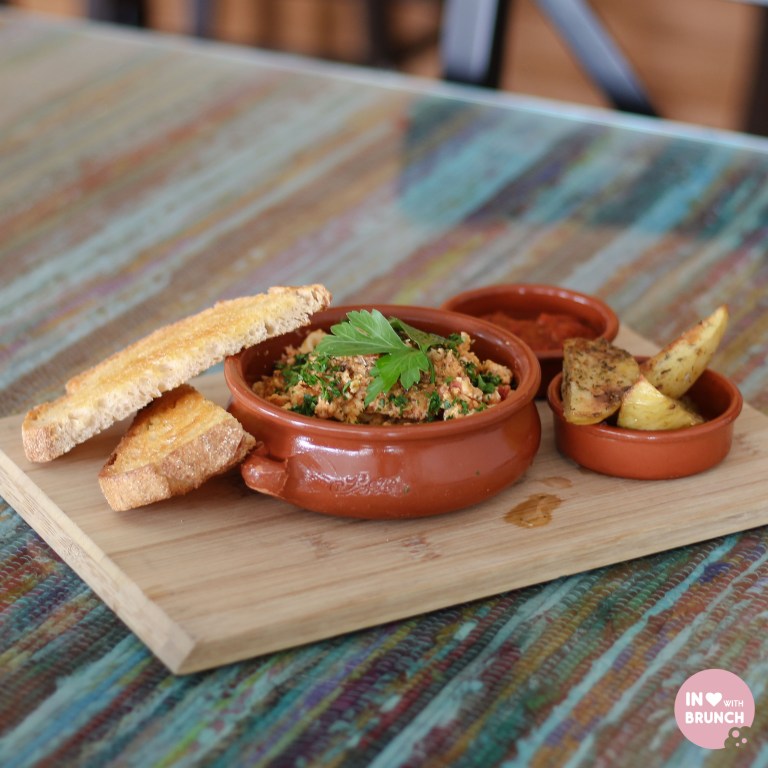 Olive oil and butter scrambled eggs